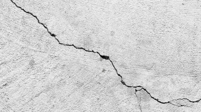 Como lidar com rachaduras e imperfeições antes de pintar?